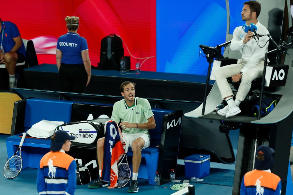 Medvedev reclamando com juiz da partida