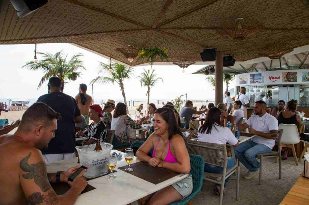 Clássico Beach Club chega à praia de Ipanema - Orla Rio