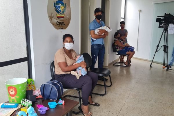 Familiares em delegacia que investiga troca de bebês em Aparecida de Goiânia (GO)