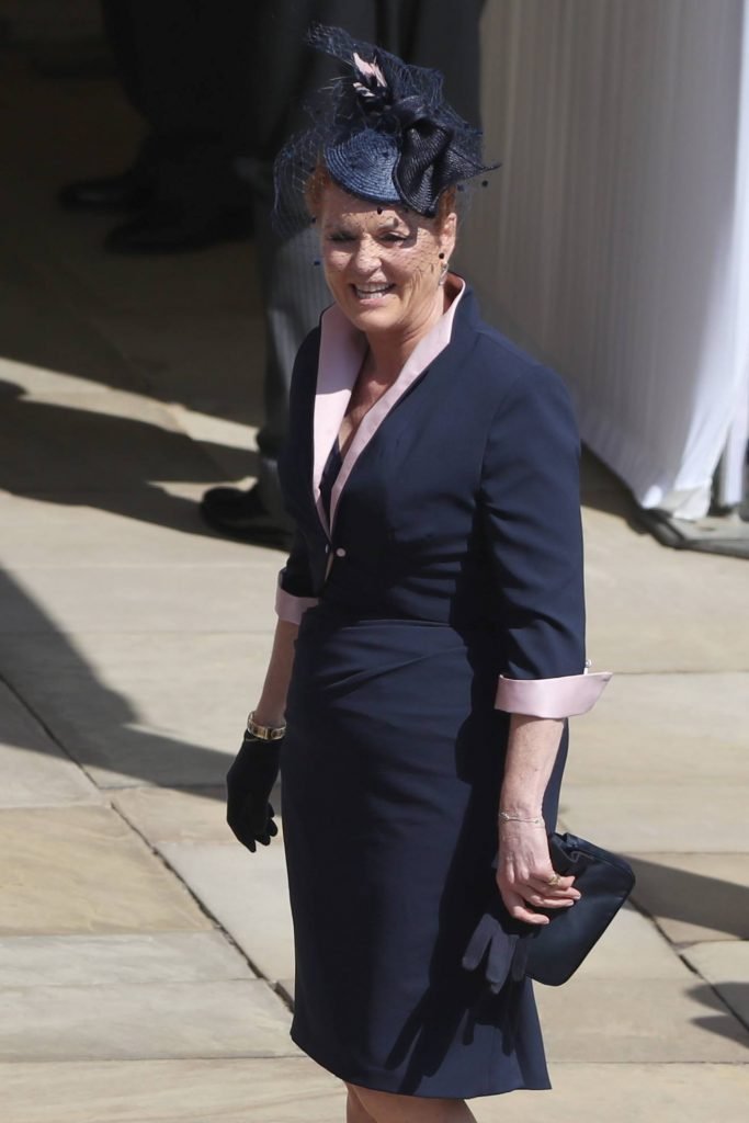 Mulher com trajes nos tons preto e rosa