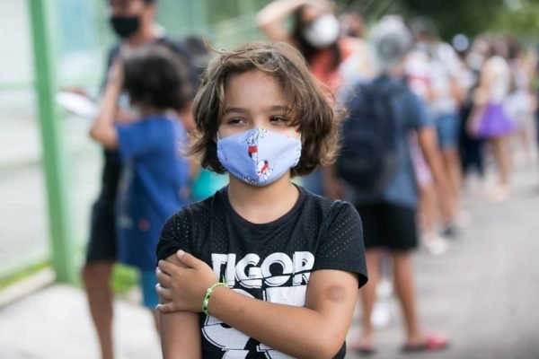 Fotografia colorida de criança vacinada