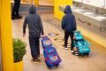 Alunos com mochilas em escola