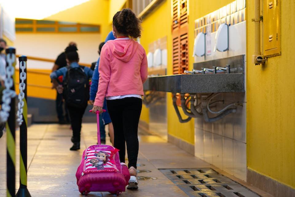 Estudante com mochila em colégio