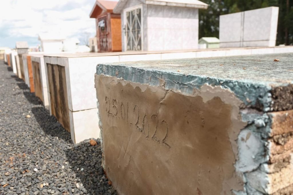 Túmulo no cemitério de Morrinhos (GO) onde foi sepultado o bebê José Vítor Xavier, de 2 anos, que morreu de Covid