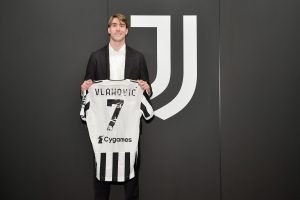 Artilheiro cobiçado, Dusan Vlahovic é apresentado pela Juventus
