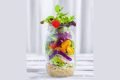 Recipiente de vidro com salada