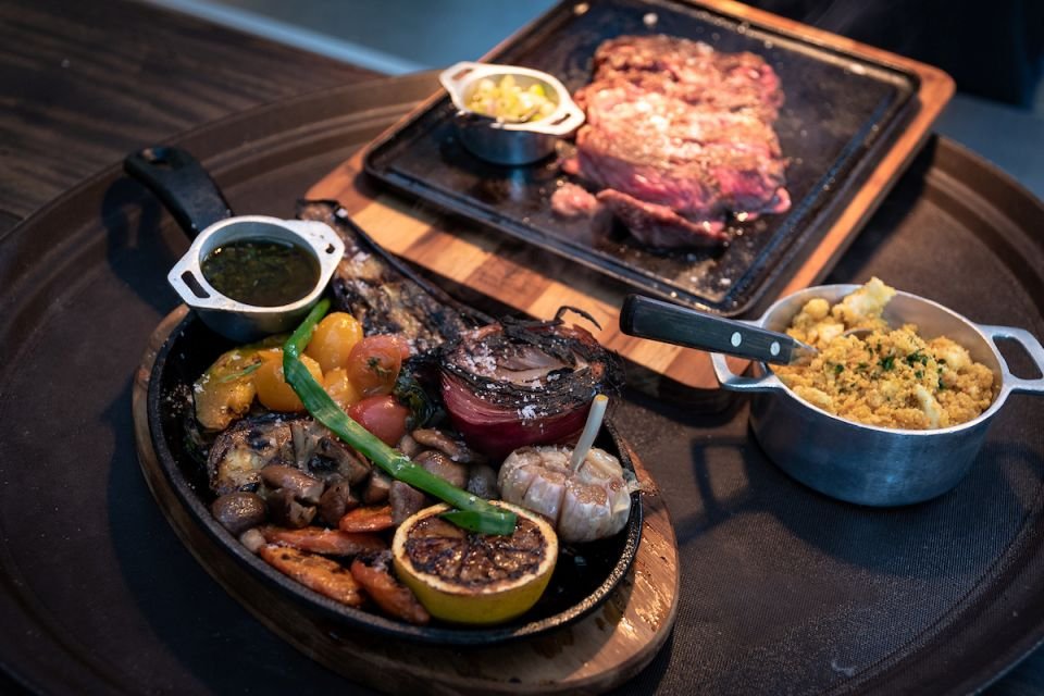 Fazenda Churrascada bons cortes assados na brasa em espaço temático