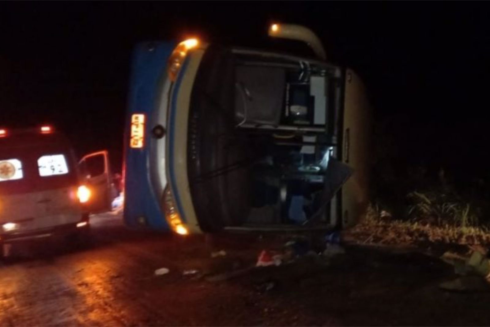 Acidente envolvendo ônibus e carreta deixa seis feridos na BR-251 em Minas