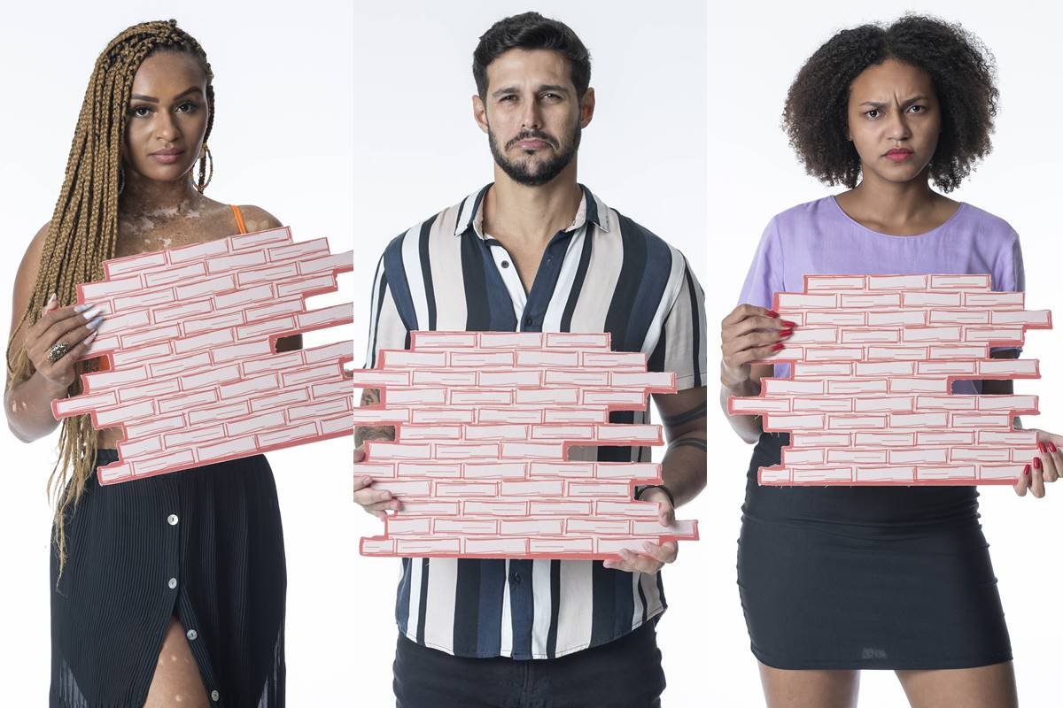 Natalia, Rodrigo e Jessilane com plaquinhas de tijolinhos