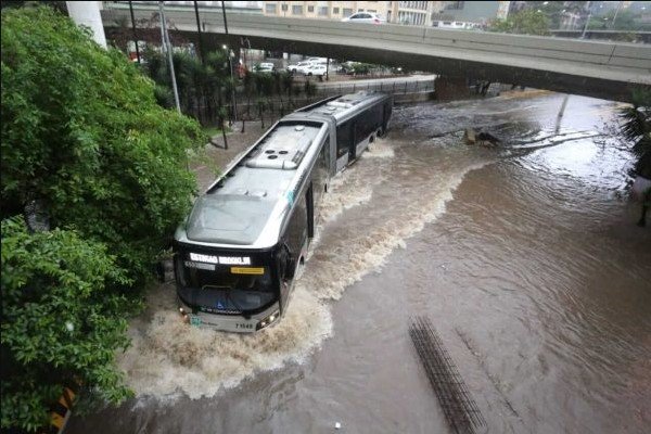 Na imagem colorida, o transporte público está submerso na água.