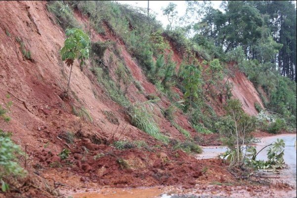 Na imagem colorida, a terra está desabando no topo de uma pista.