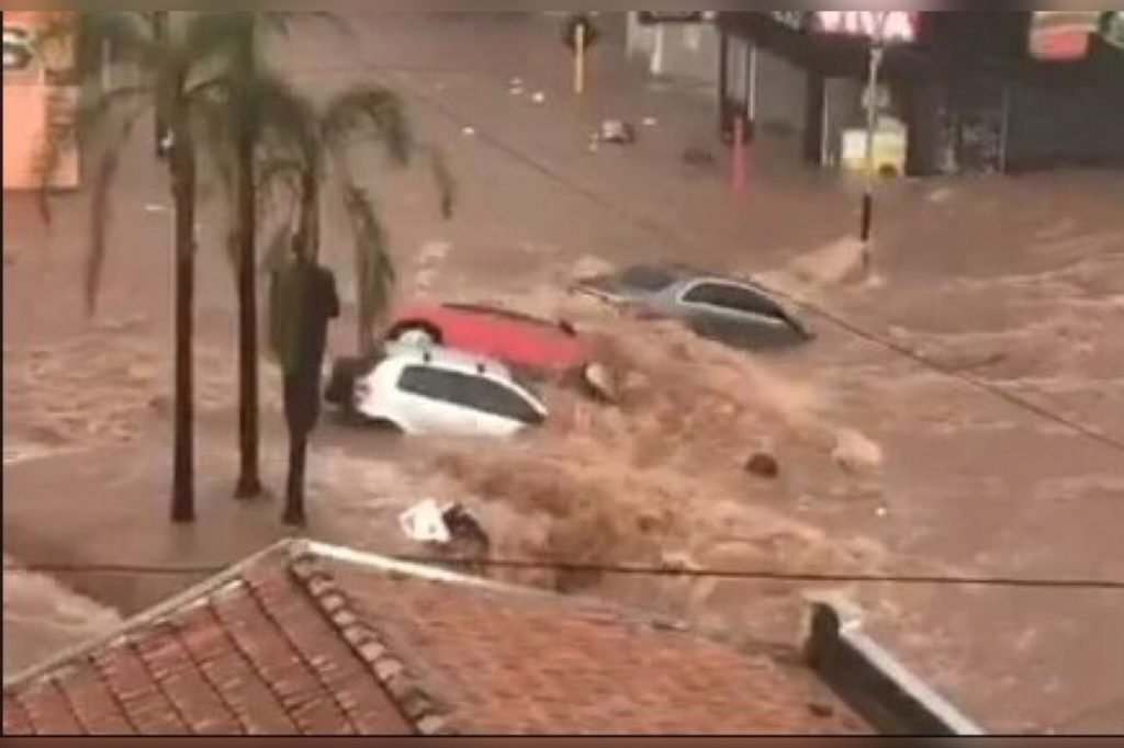 Na imagem colorida, os transportes estão submersos na água
