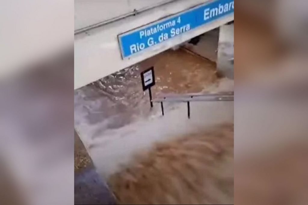 Na imagem colorida, uma estação de transporte está completamente inundada.