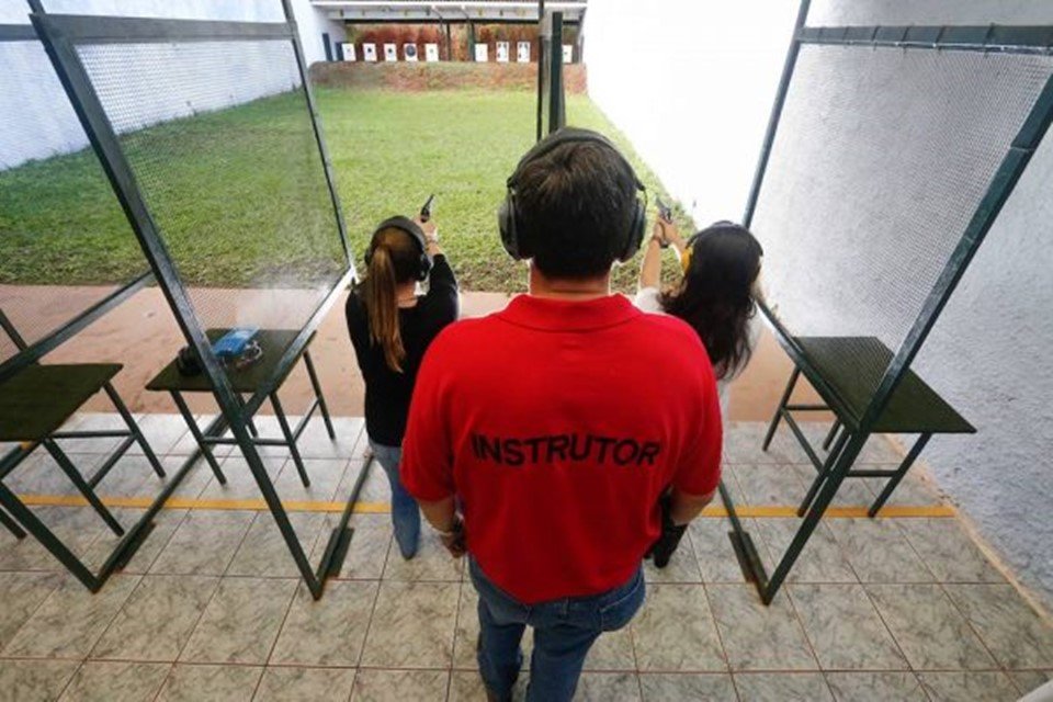 Homem de costas com camisa vermelha escrito