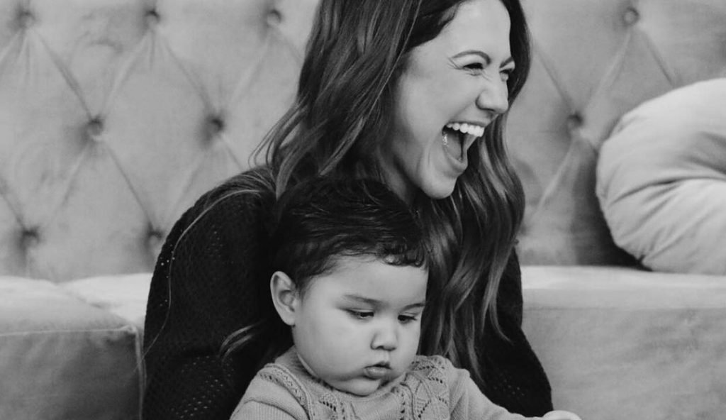 Fotografia colorida de Sarah Poncio e Josué