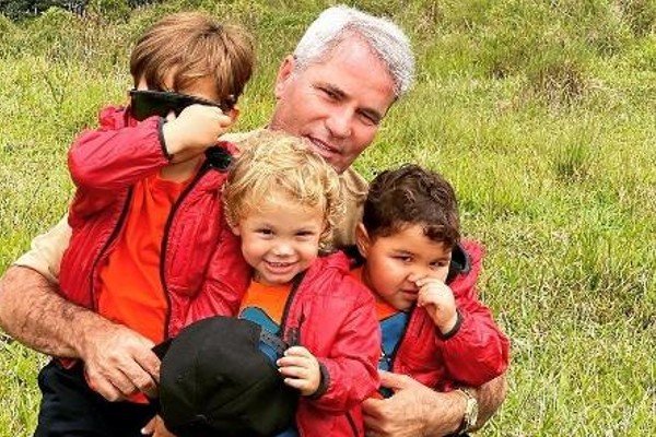 Fotografia colorida de Marcio com os netos