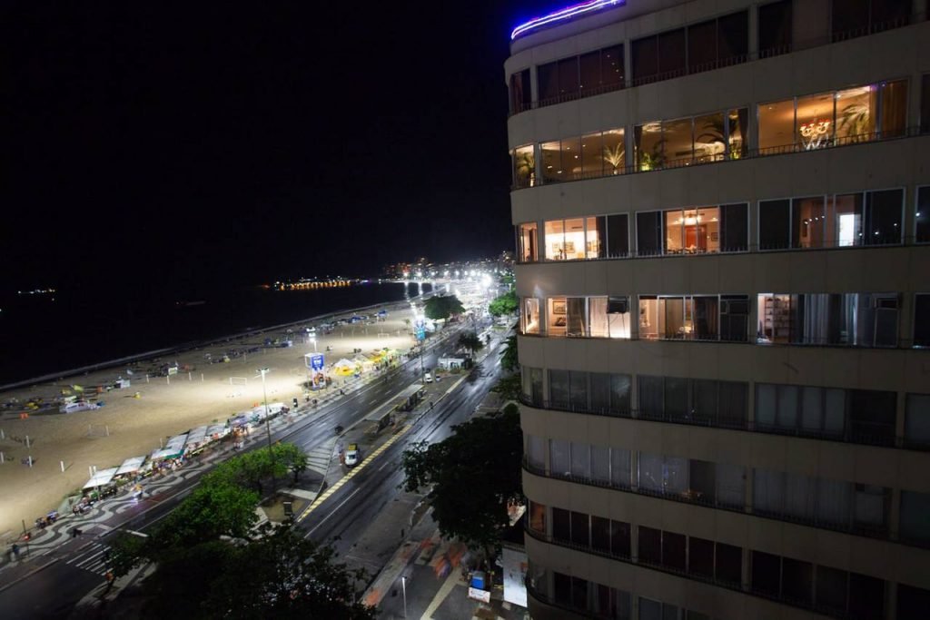 31/12/2021 Rio de Janeiro RJ Movimentação na areia da praia de Copacabana onde Cariocoas e Turistas esperam o Réveillon. Foto: Aline Massuca/Metropoles