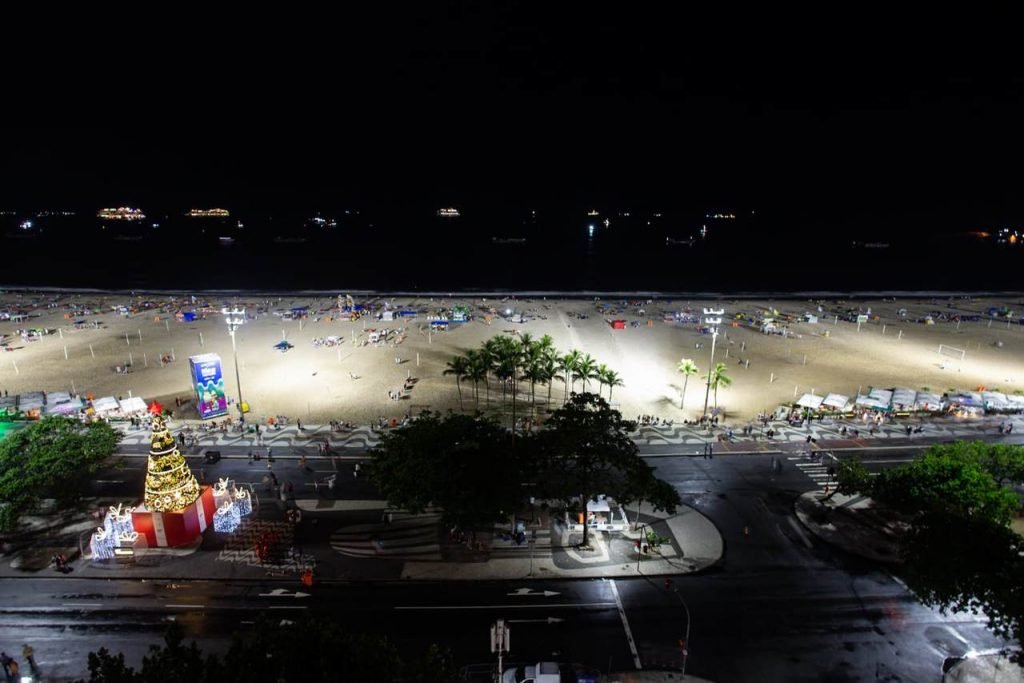 31/12/2021 Rio de Janeiro RJ Movimentação na areia da praia de Copacabana onde Cariocoas e Turistas esperam o Réveillon