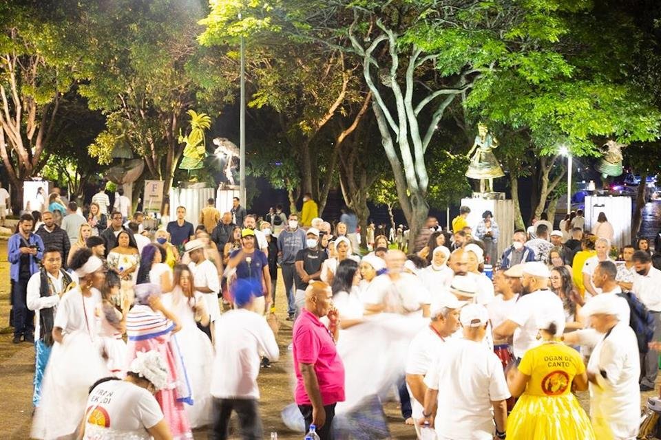 Pessoas de branco na Praça dos Orixás