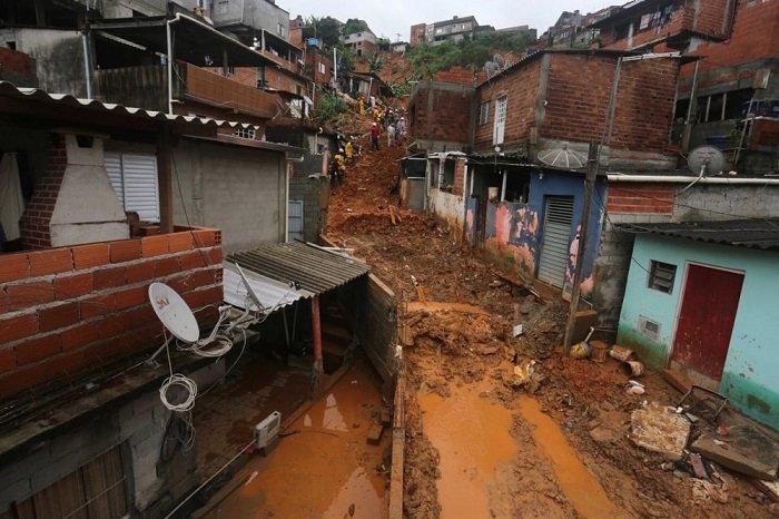Estragos e desaparecidos na cidade de Franco da Rocha, na regi&atilde;o metropolitana de SP, ap&oacute;s as chuvas