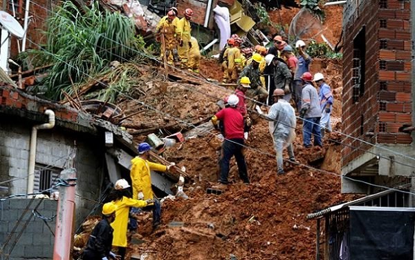 Estragos e desaparecidos na cidade de Franco da Rocha, na região metropolitana de SP, após as chuvas