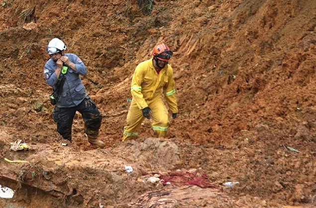 Bombeiros e volunt&aacute;rios buscam por v&iacute;timas desaparecidas