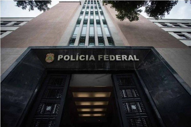 Na imagem colorida, o prédio da policia federal está posicionado no centro