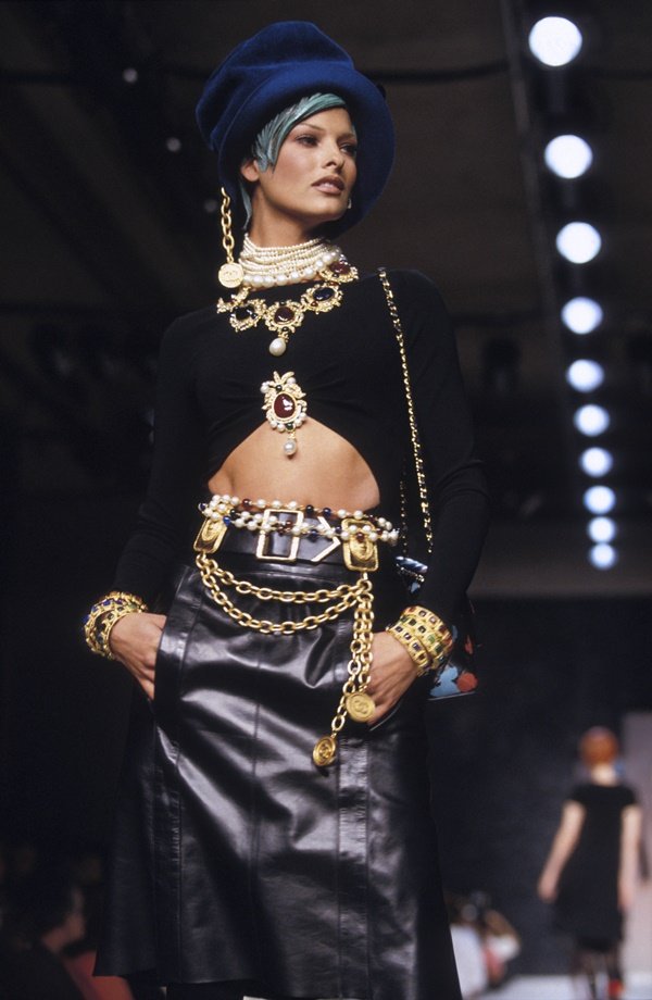 Modelo Linda Evangelista desfilando com roupa preta da marca Chanel