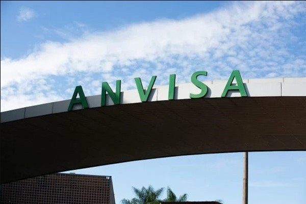 The color image shows the banner of Anvisa
