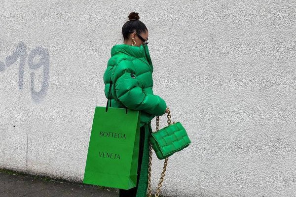 Influencer com look Verde Bottega