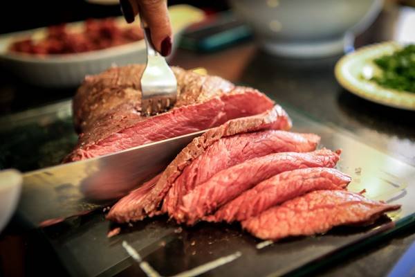 Carne vermelha em pedaços
