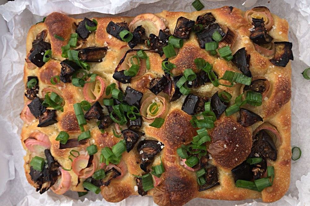 na foto vemos uma focaccia sobre um papel