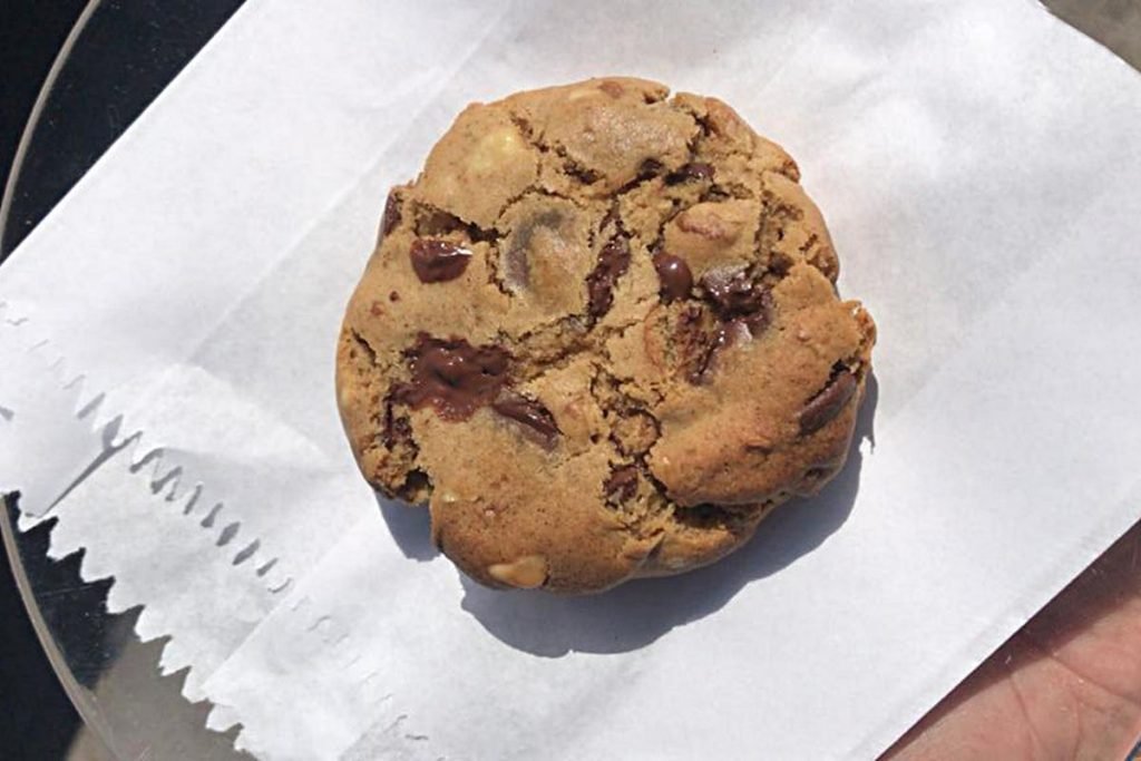na foto temos um cookie sobre papel branco