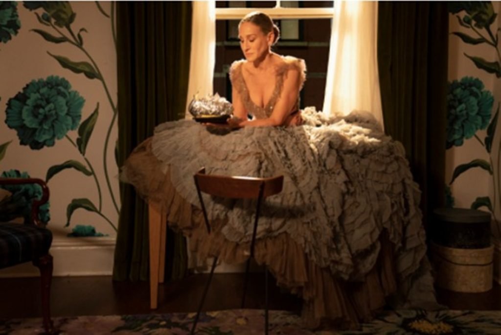 Carrie Bradshaw comendo pipoca na janela