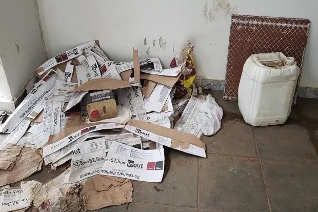 Acomodações inadequadas onde trabalhadores foram resgatados na Base Aérea de Anápolis (GO)