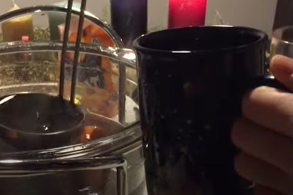 Conheça o Feuerzangenbowle, um vinho quente condimentado da Alemanha