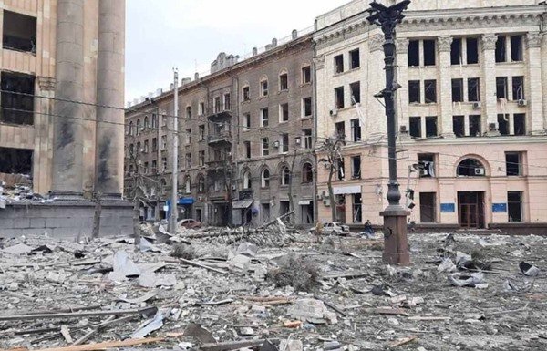 Visão de praça em Kharkiv, repleta de escombros vistos após o ataque de soldados russos na cidade - Merópoles