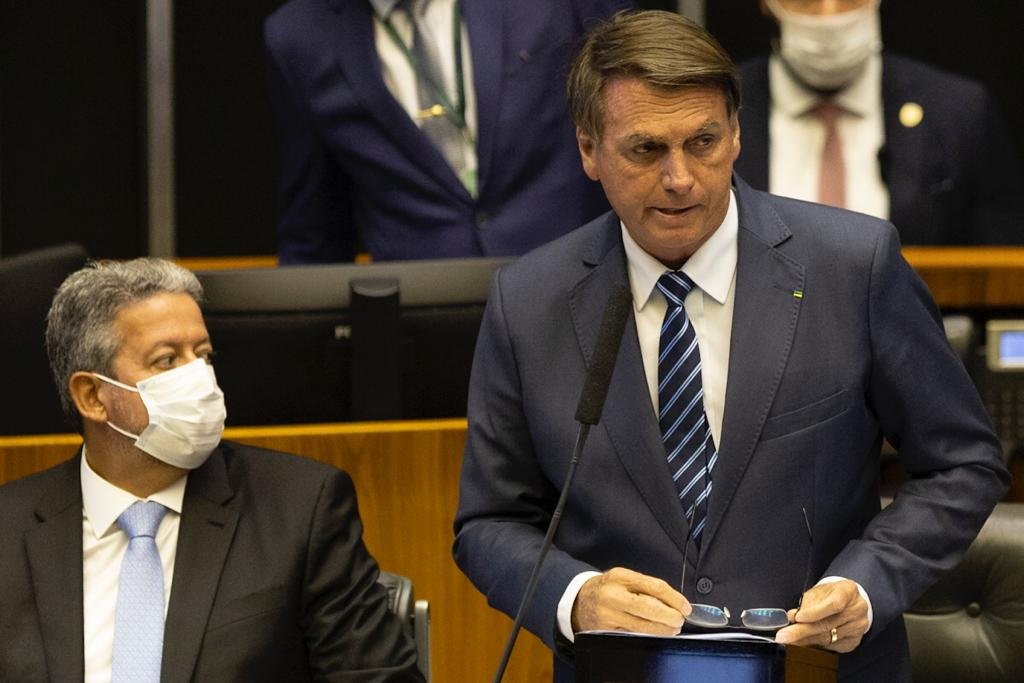 Lira e Jair Bolsonaro durante abertura da sessão solene destinada a abrir a legislatura de 2022. Lira está sentado, de máscara, e Bolsonaro está discursando, sem máscara, no microfone - Metrópoles