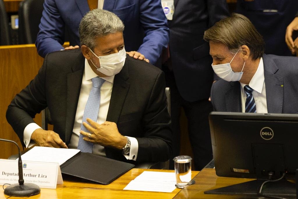 Lira e Bolsonaro na Câmara dos Deputados, em sessão de abertura da legislatura de 2022 do Congresso Nacional. Ambos conversam de máscara e sorriem - Metrópoles