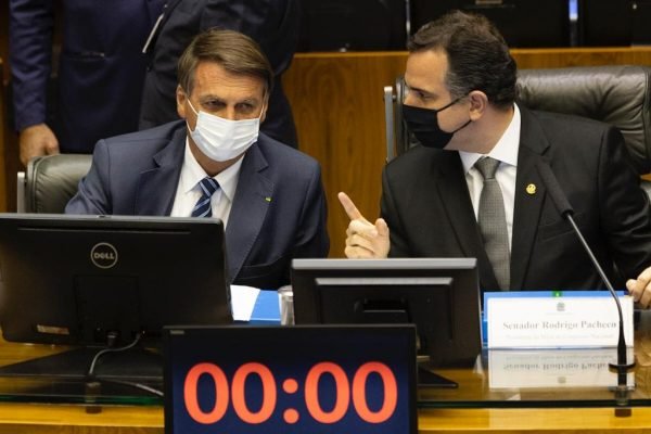 Rodrigo Pacheco e Jair Bolsonaro conversam de máscara durante abertura da legislatura de 2022 - Metrópoles