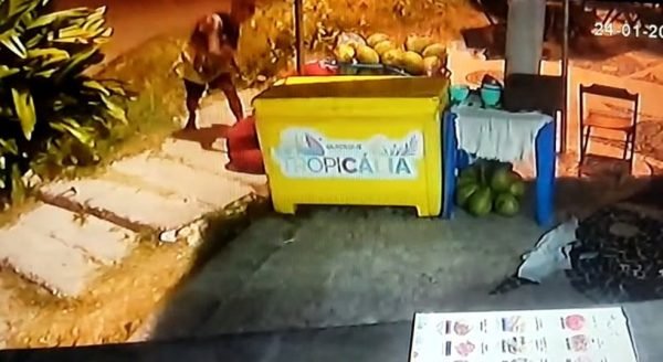 Fotografia colorida de quiosque no RJ