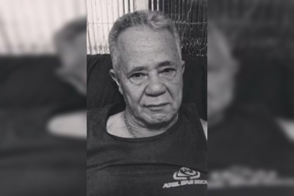Imagem preto e branco de homem idoso com camisa regata preta