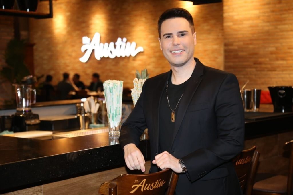 Luiz Bacci inaugura restaurante em SP