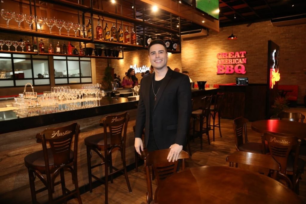 Luiz Bacci inaugura restaurante em SP