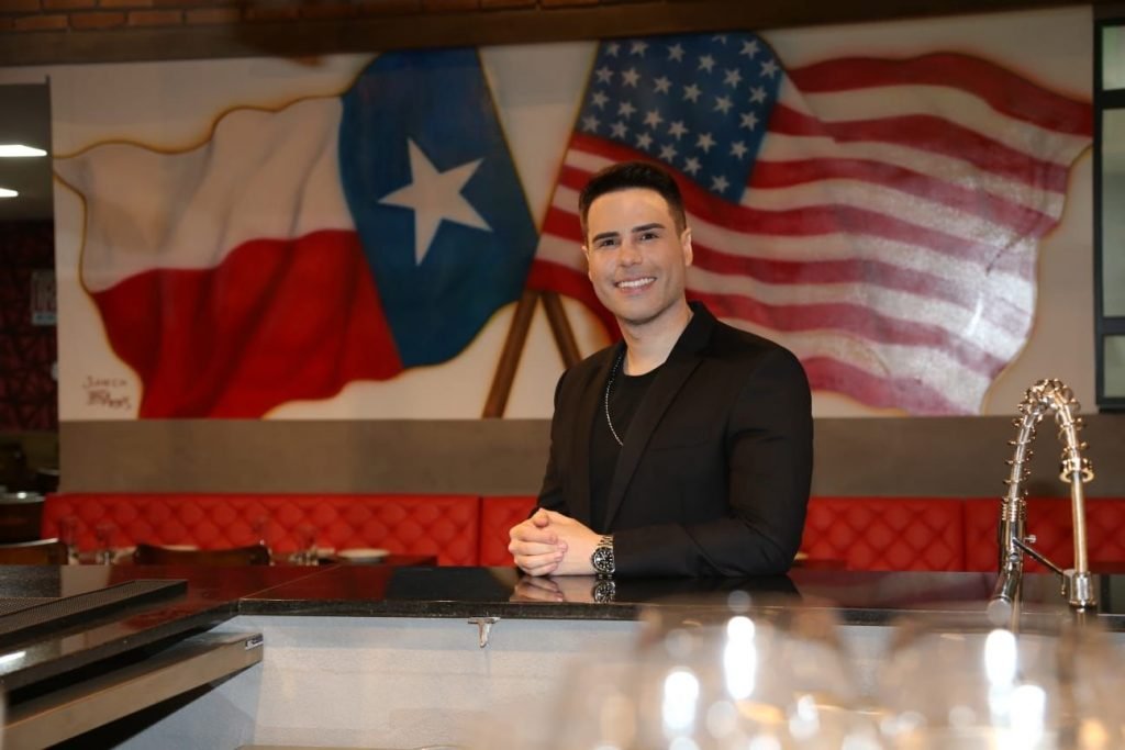 Luiz Bacci inaugura restaurante em SP