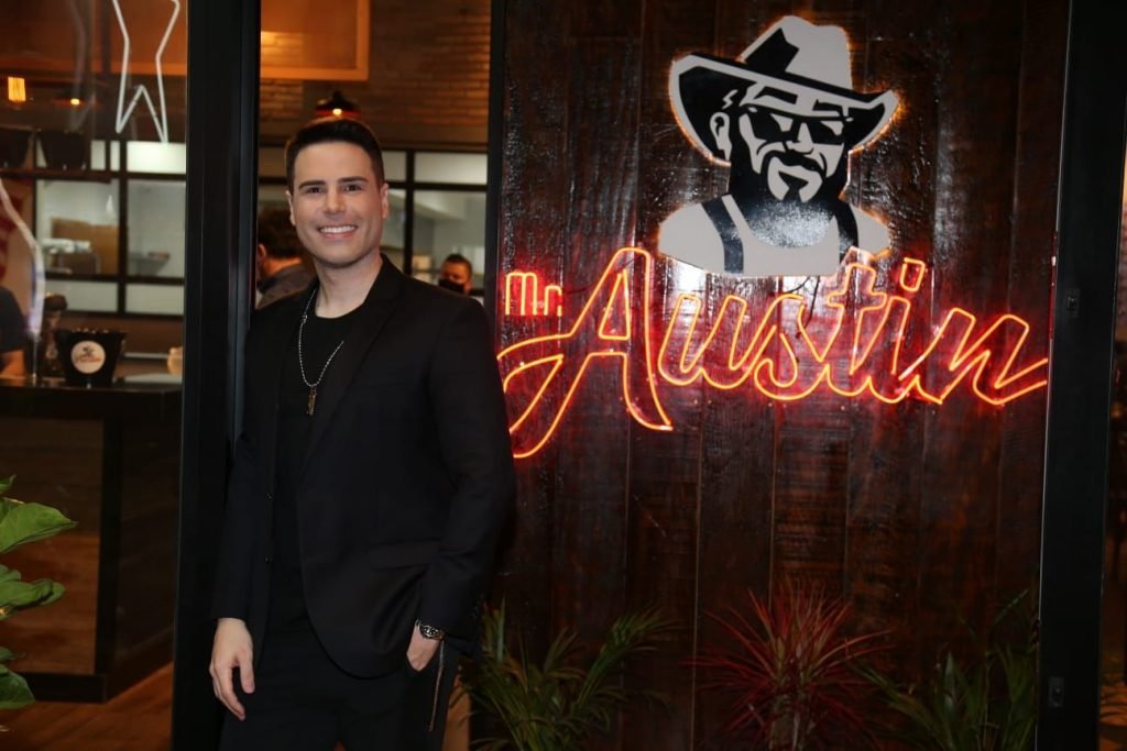 Luiz Bacci inaugura restaurante em SP