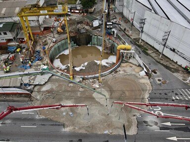 O buraco foi aberto após o rompimento de uma tubulação de esgoto na obra da linha 6 do metrô, a chamada linha laranja, na terça-feira (1/2)
