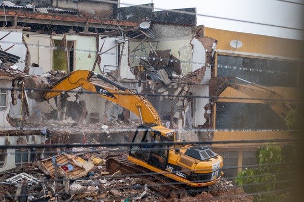 Veja em fotos e vídeos detalhes da demolição de prédio em Taguatinga