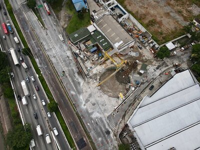 A cratera se abriu ao lado das obras no poço de ventilação da linha-6 laranja do metrô