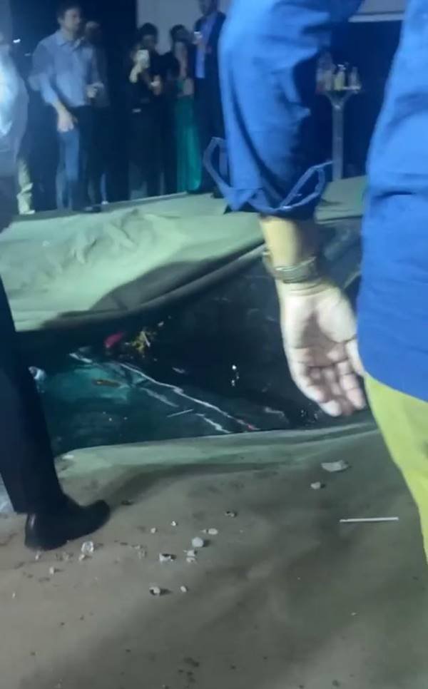 Parte de estrutura de piscina cede